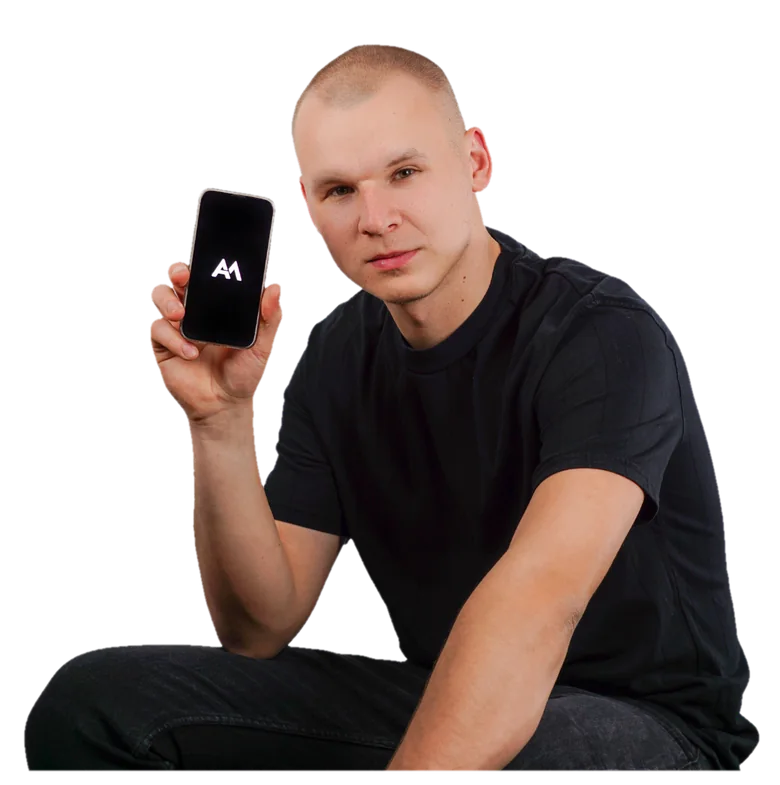 Adam Matysiak prezentujący kampanię Meta Ads na telefonie